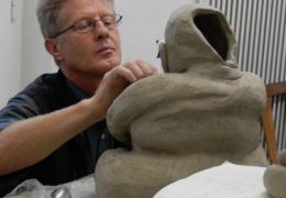 Die hohl aufgebaute Plastik aus Ton