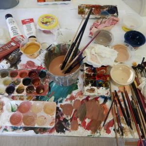 Beizen und Bemalen von Lechtaler Schnitzereien