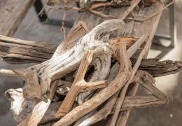 Skulpturen Fund- und Schwemmholz