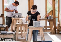 Steinbildhauen - Kursteilnehmerin bei der Arbeit