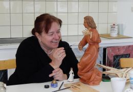 Bemalen von Lechtaler Schnitzereien