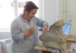 Die hohl aufgebaute Plastik aus Ton