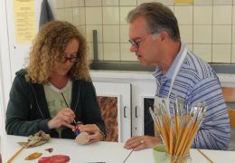 Beizen und Bemalen von Lechtaler Schnitzereien