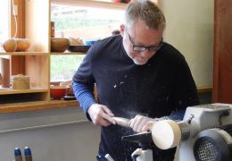 Kursteilnehmer beim Drechseln