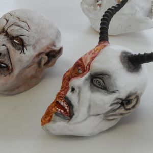 Krampusmaske bemalen