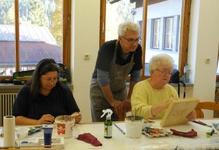 Basiskurs Farbliche Gestaltung - Kursteilnehmer bei der Arbeit