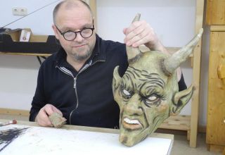 Krampusmaske bemalen