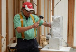 Torso in Stein - Kursteilnehmer bei der Arbeit