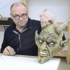 Krampusmaske bemalen