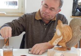 Beizen und Bemalen von Lechtaler Schnitzereien