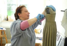 Die hohl aufgebaute Plastik aus Ton