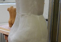 Die hohl aufgebaute Plastik aus Ton